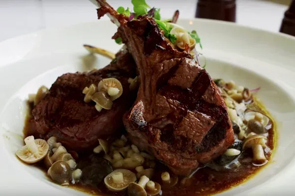Grilled lamb chops with mushrooms
